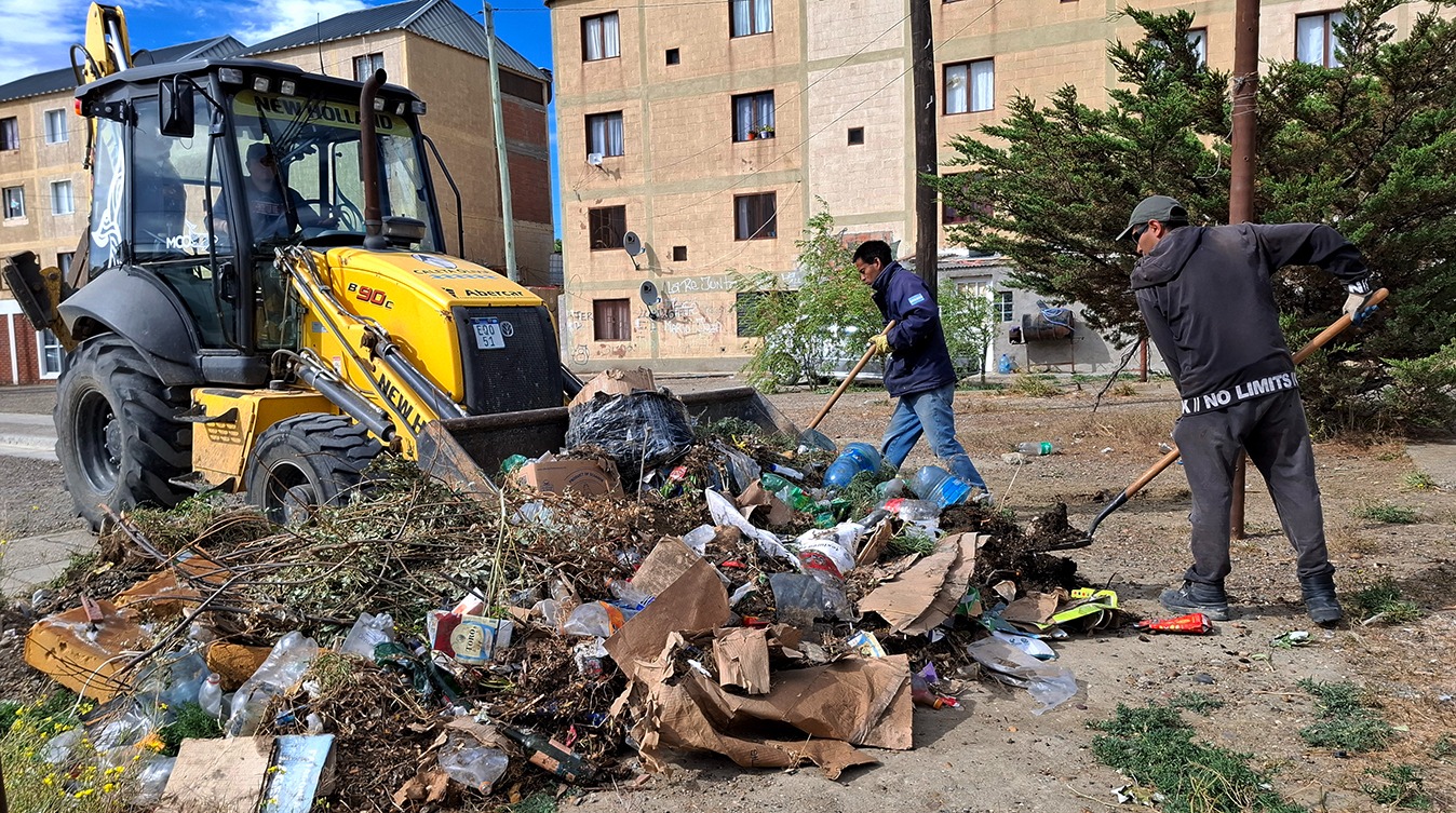 Continúan las tareas de limpieza en Caleta Olivia con foco en barrios y espacios comunes