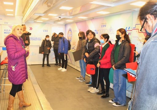 Aula móvil de la Fundación YPF en Cañadón Seco reactivó posición por recursos eólicos