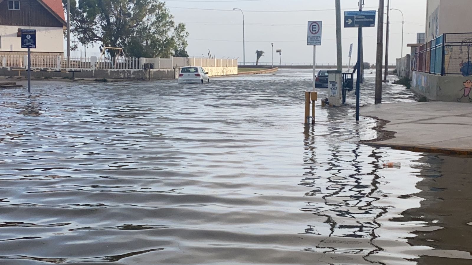 Fuerte marejada en Comodoro: otra vez se inundaron calles de la ciudad 