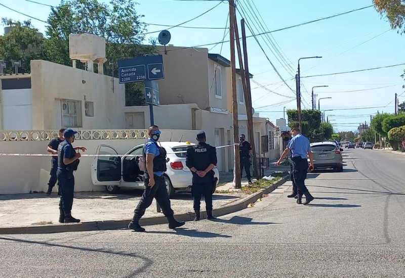 Comodoro: un hombre sufrió un ataque cuando manejaba, chocó contra un paredón y murió