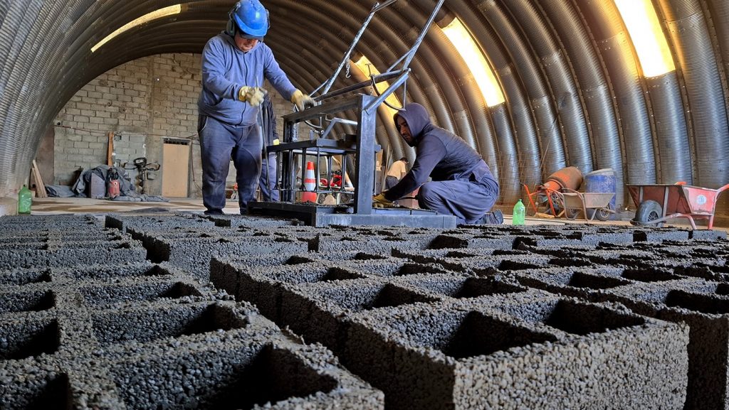 La bloquera municipal produce 200 bloques por día para obras de Caleta Olivia