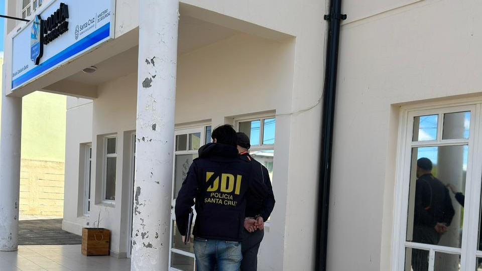 Acusó a una niña de robar un celular y la amenazó por audios de WhatsApp
