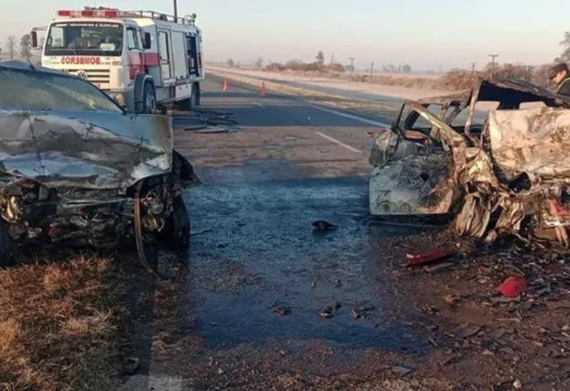 Tragedia en la ruta: dos autos chocaron de frente, se incendiaron y murieron cinco personas