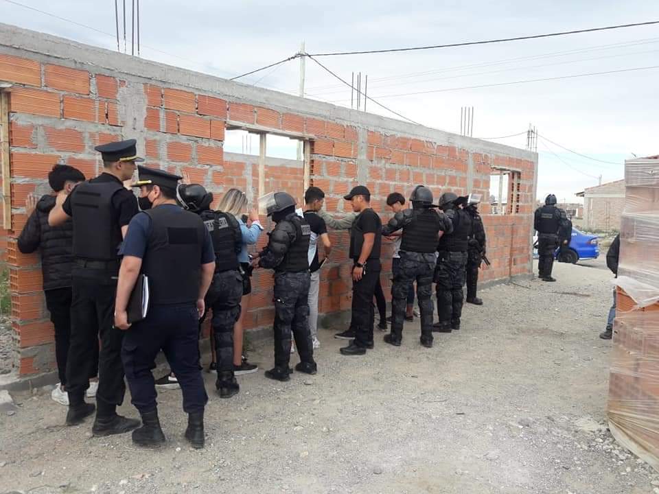 Las Heras: allanaron una vivienda donde se hacían fiestas clandestinas, incautaron $100 mil pesos en efectivo