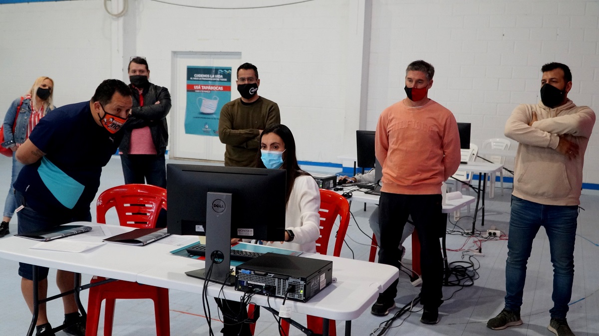 Gastronómicos Unidos donó mochilas fumigadoras al Municipio de Caleta Olivia 