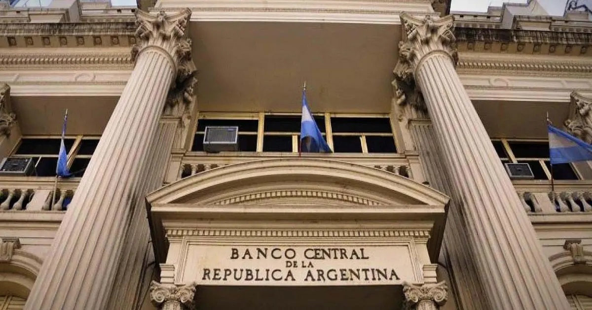 El Gobierno llevó el tipo de cambio a $ 365 y subirá la tasa de interés