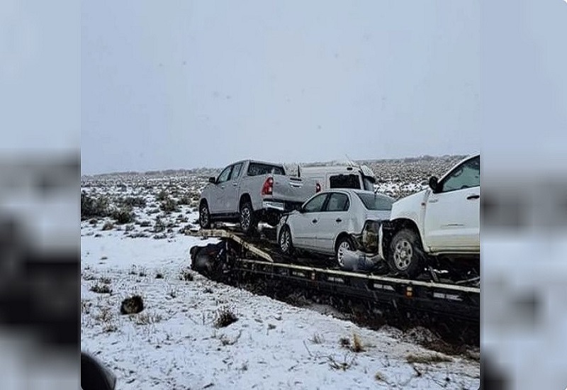 Un camión que transportaba vehículos despistó entre Comodoro y Garayalde