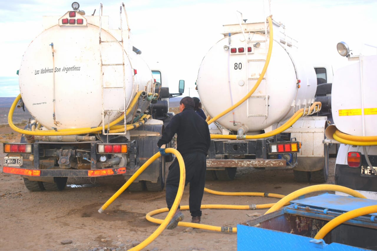 Vecinos del B° Bicentenario también dejarían de recibir agua por la deuda que mantiene el Municipio con los camiones abastecedores