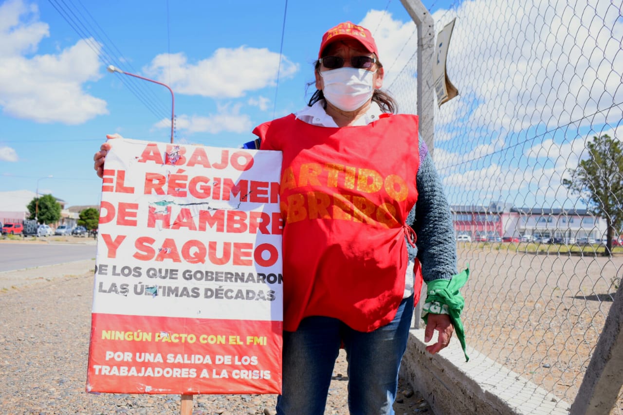 Sorprendieron a tres hombres cuando cargaban caños en un camión y quedaron detenidos