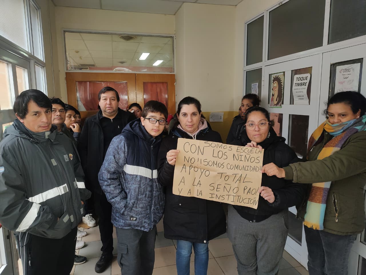 Violento ataque en la Escuela N° 82: una madre agredió a la vicedirectora y habría intentado apuñalarla