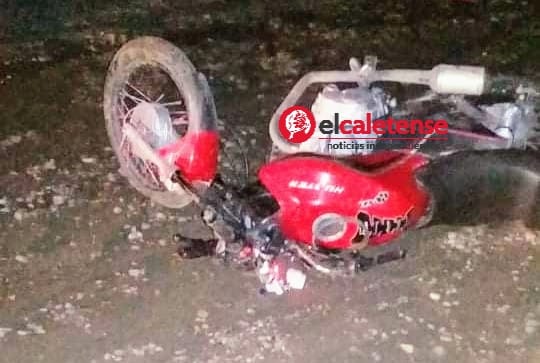 Un adolescente evadió un control con su moto, fue perseguido por la policía y luego lo encontraron lastimado en zona de chacras 