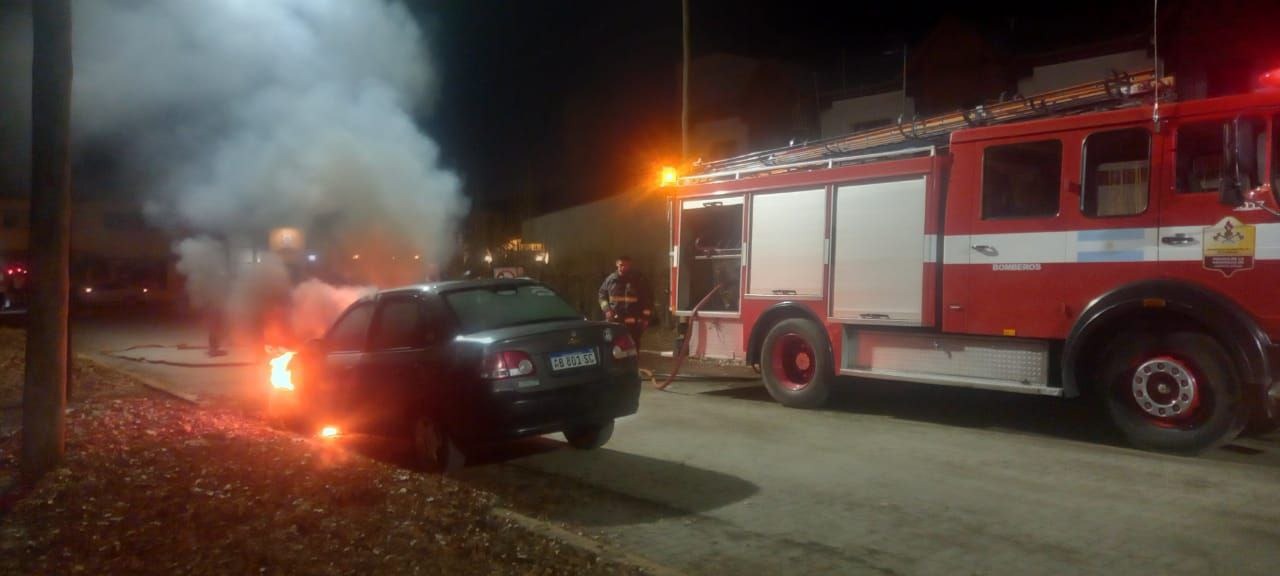 Se incendió un Chevrolet Corsa cerca del Hospital Formenti