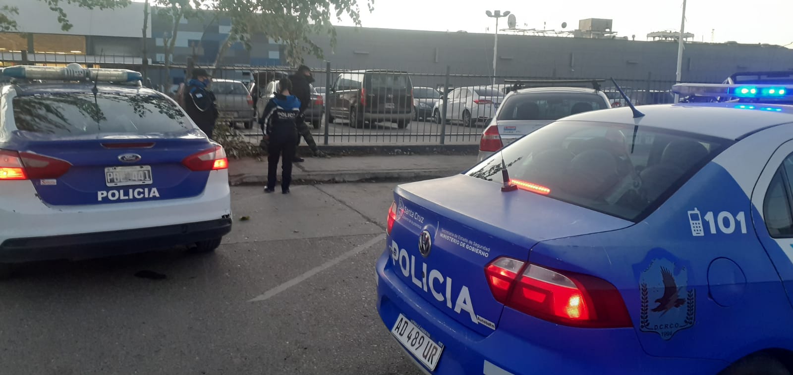 Lo agarraron forzando la puerta de una camioneta en el Carrefour