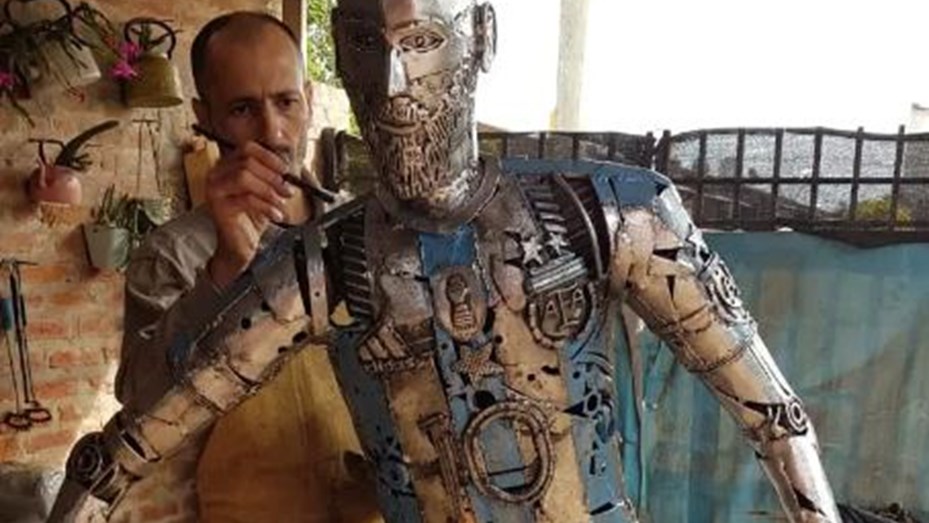 Chaco: Construyó una escultura de Messi con chatarra