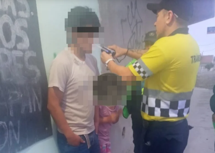 Intentó escapar de un control vehicular con su hija de 6 años, chocó y estaba en estado de ebriedad