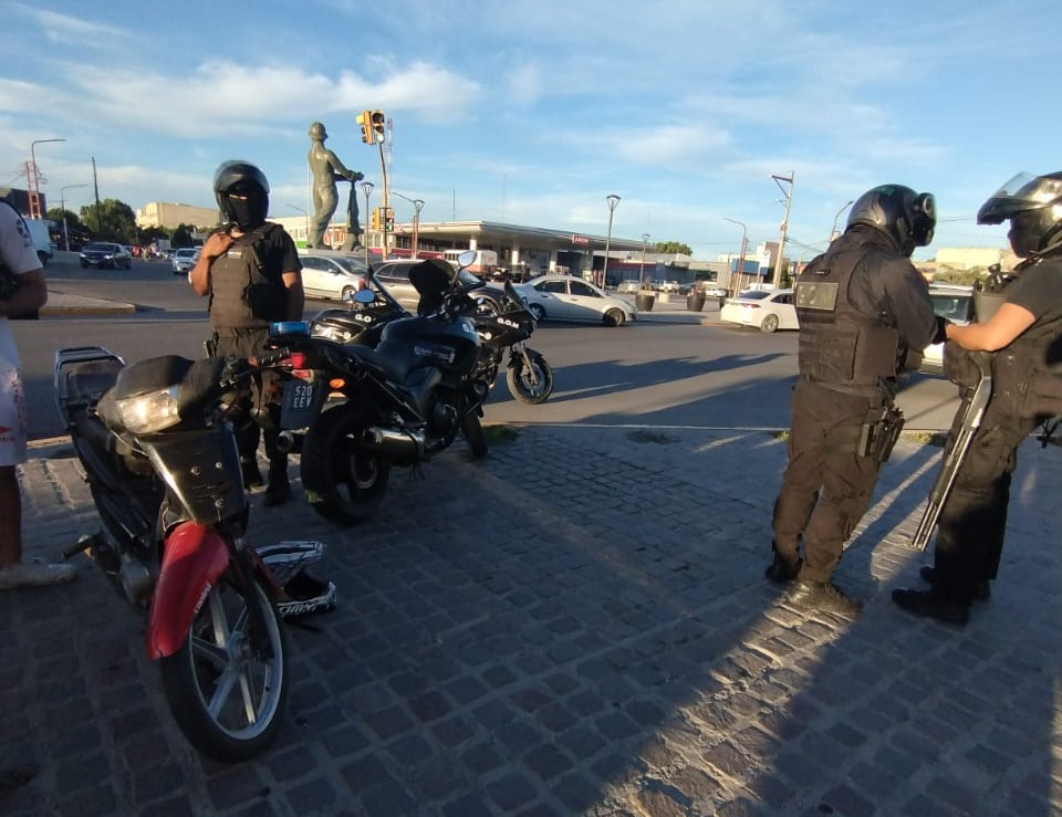 Dos jóvenes paseaban por el centro sin casco y con una moto robada 