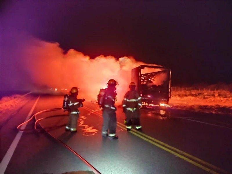 Se incendió un camión que transportaba carne, embutidos y yerba en la Ruta 3