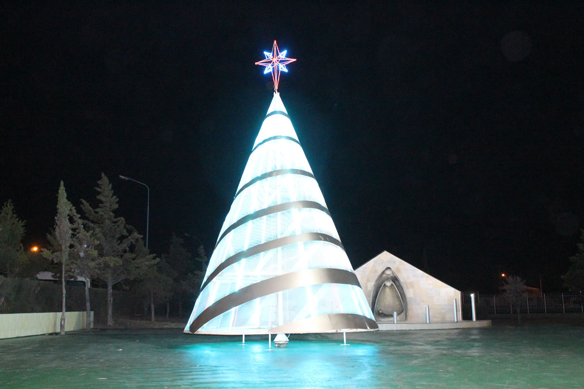 Con el encendido del árbol navideño Cañadón Seco renovó espíritu de unión