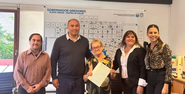 Tras 20 años de espera, familias de Santa Cruz firmaron sus títulos de propiedad