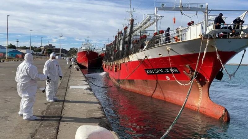 Falleció maquinista de buque pesquero que permanece en Puerto Deseado con 29 tripulantes