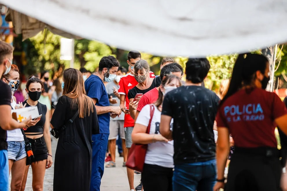 Ola de Ómicron: qué pronostican expertos de los Estados Unidos para Argentina