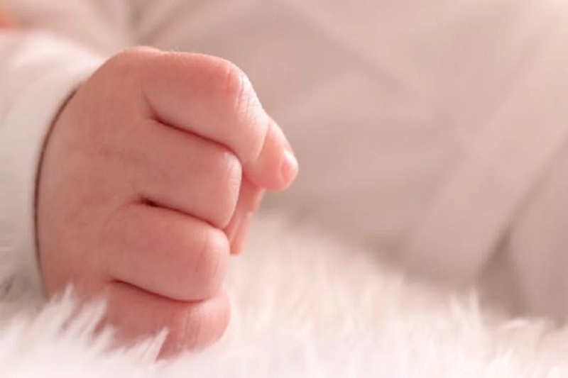 Un joven de 19 años hirió a su bebé a mordiscones y lo detuvieron