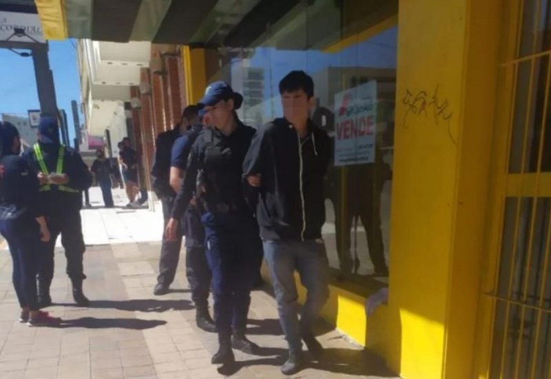 Atraparon en el centro a un joven que se robó una camiseta de Boca