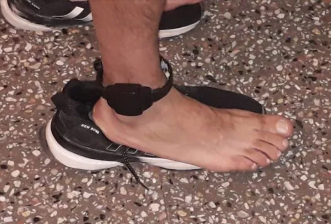 Caletense viajó a Rada Tilly con una tobillera, tenía un cuchillo e invitó a pelear a la policía cuando lo demoraron