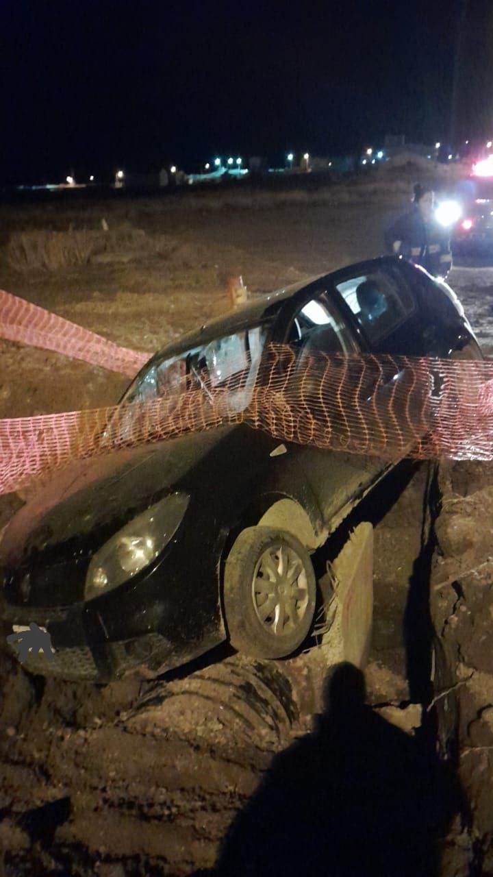 Un auto cayó en una cámara cloacal