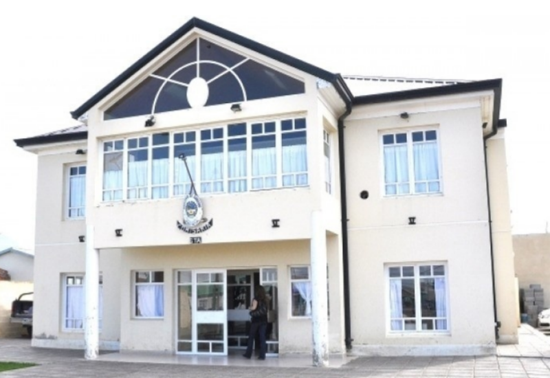 Dos hombres fueron demorados tras colisionar un semáforo y una casa