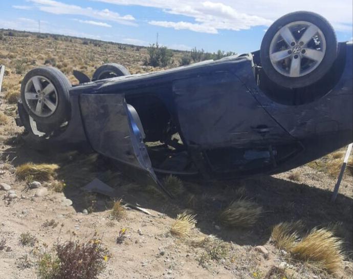 Volco un VW Vento: el Conductor perdió el control del automóvil debido a las fuertes ráfagas de viento