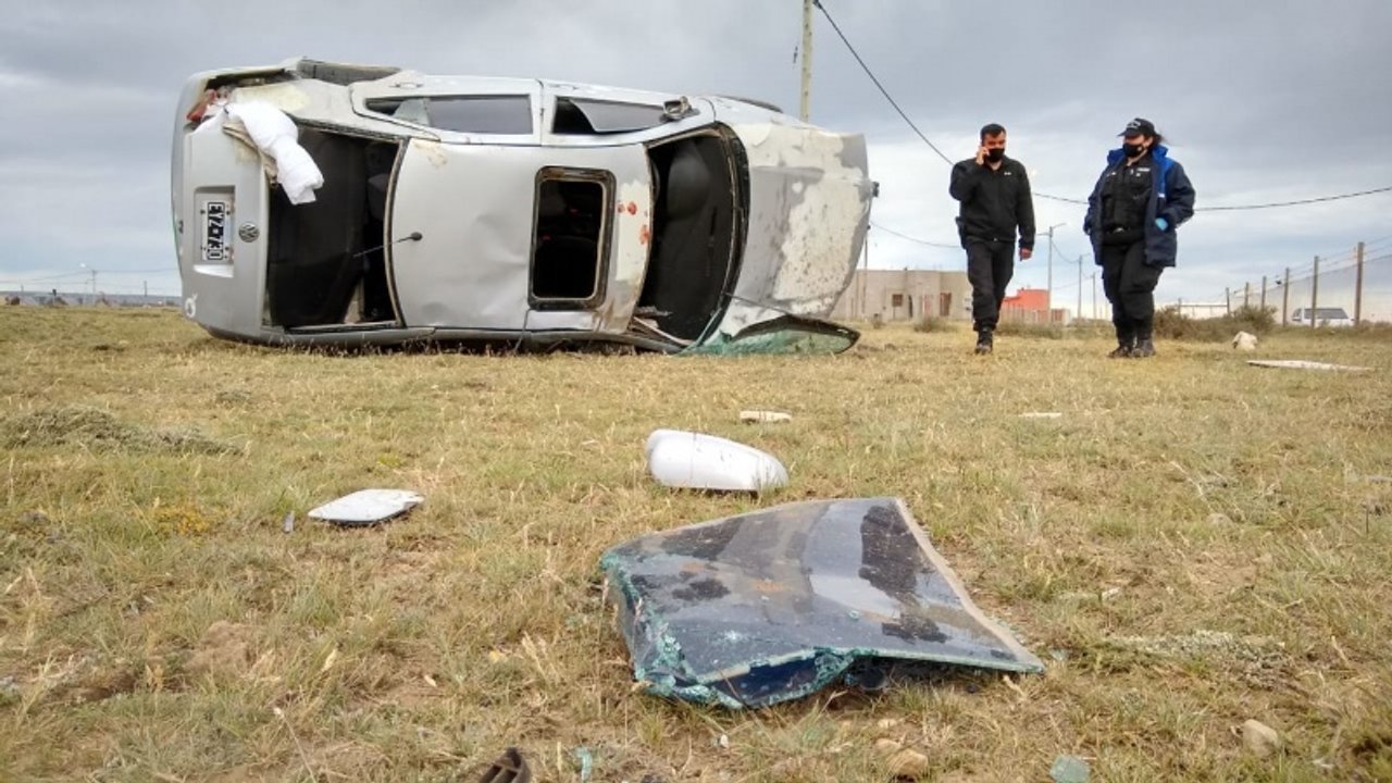  Insólito: un chapista volcó el auto que le había dejado un cliente para reparar