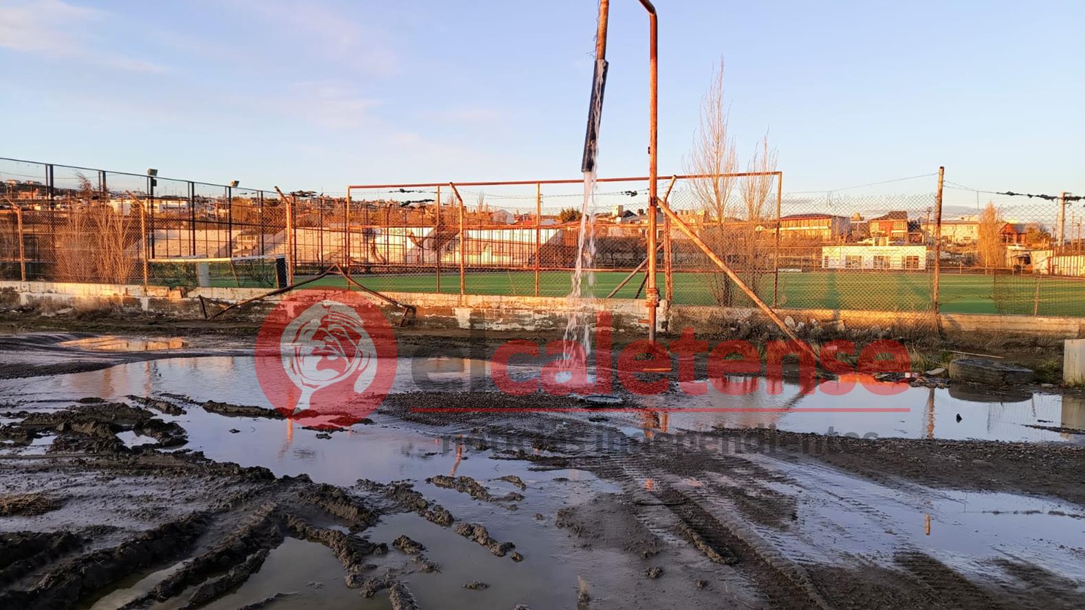 Importante derroche de agua potable en el cargadero municipal 