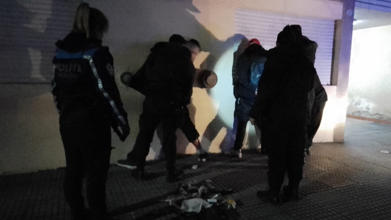 Ingresaron a una parada de taxi, agredieron a clientes y rompieron los vidrios