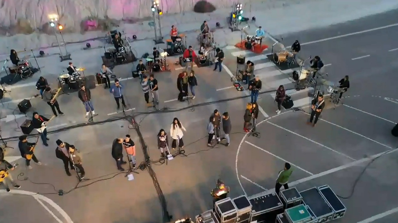 Medio centenar de artistas interpretaron la canción 
