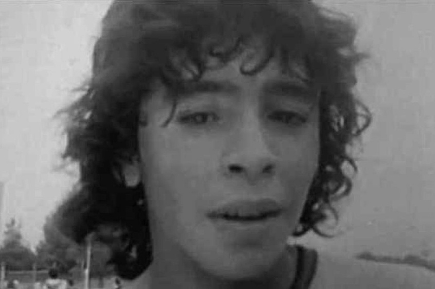 Maradona por Galeano y fotos de distintos momentos de su vida deportiva