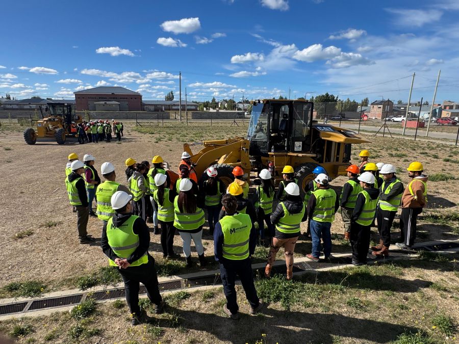 Distrigas y Vialidad Provincial retoman la capacitación en maquinaria pesada, ahora llega a Caleta Olivia
