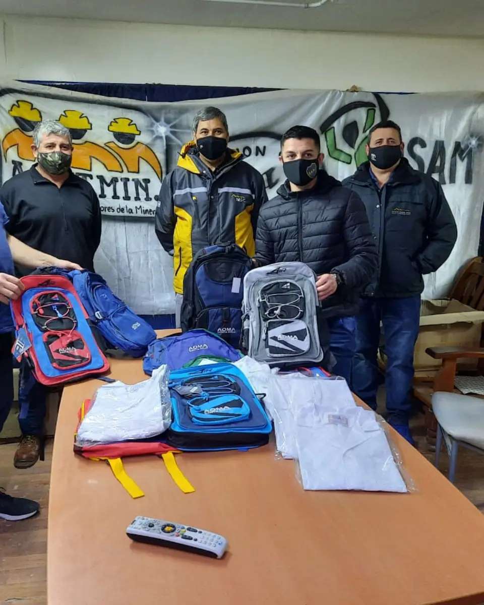 AOMA entregó kits escolares a familias de Cerro Vanguardia y Minera Santa Cruz
