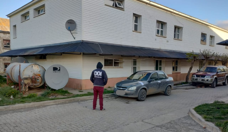 Estaban ebrios, habían fumado y llevaban drogas: la policía les secuestró el vehículo 