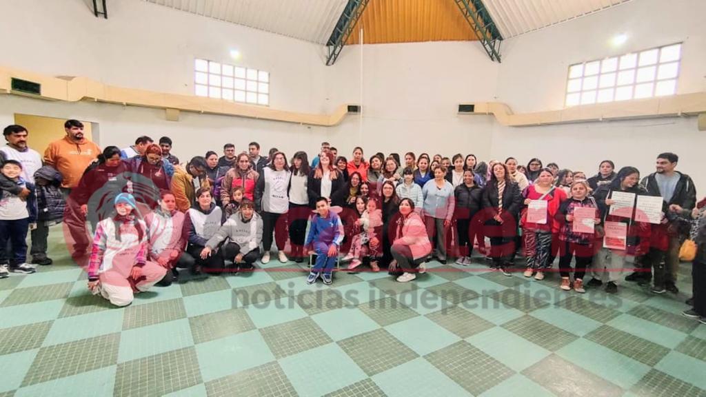 Abrazo simbólico a la Escuela N°8 tras comentarios ofensivos de funcionaria educativa