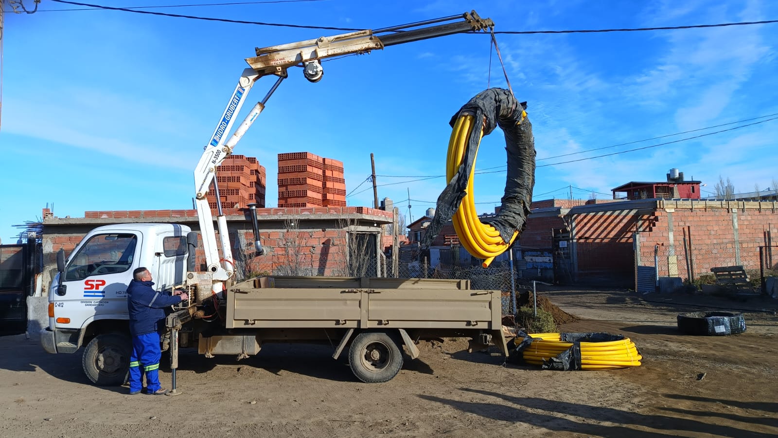 Barrio Ara San Juan: Hoy iniciaron las tareas de conexión a la red de agua y gas