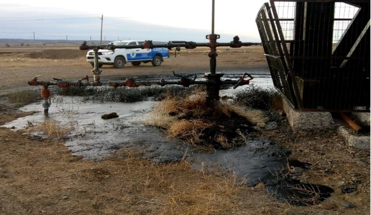 Derrame de hidrocarburo en un yacimiento de YPF