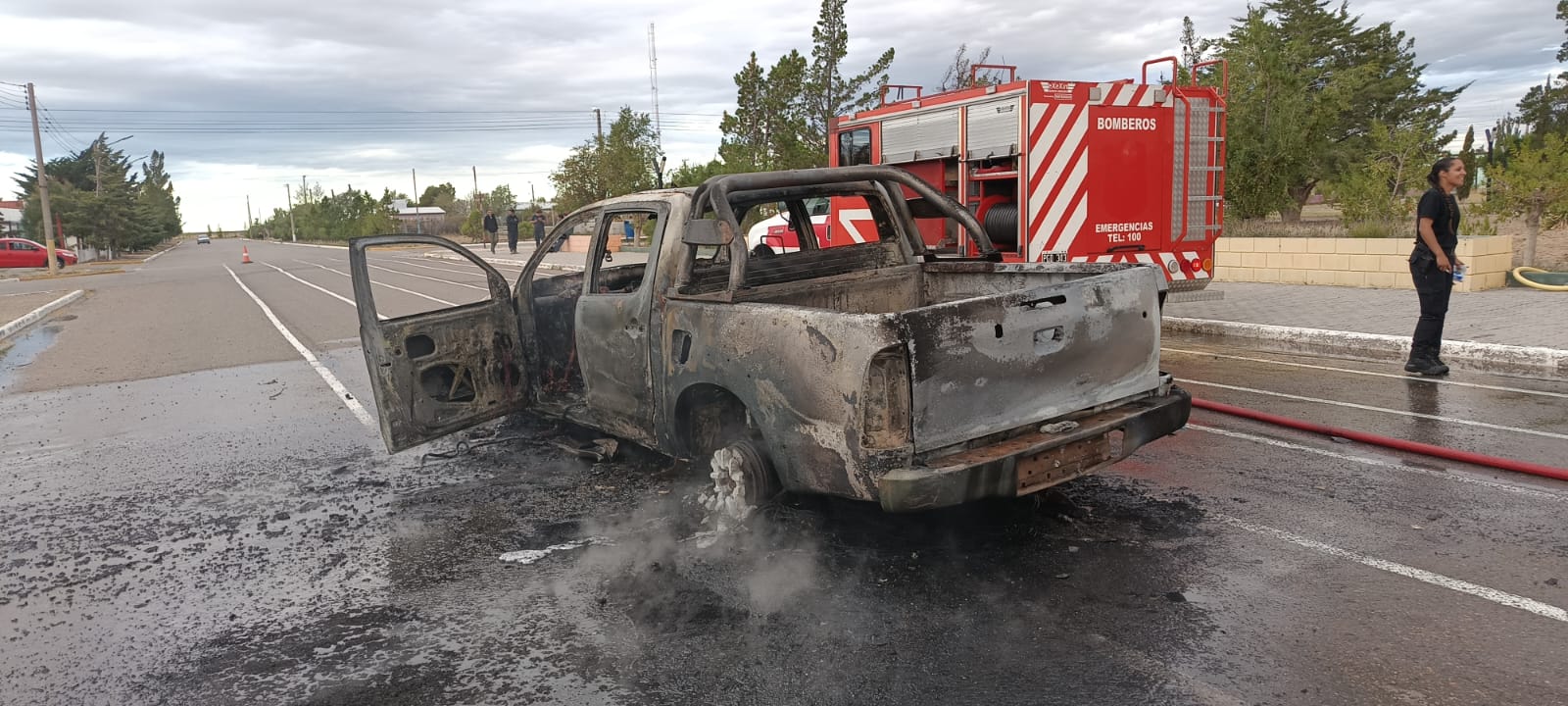 Se incendió una camioneta usada para soldadura por una falla en los tanques de acetileno 