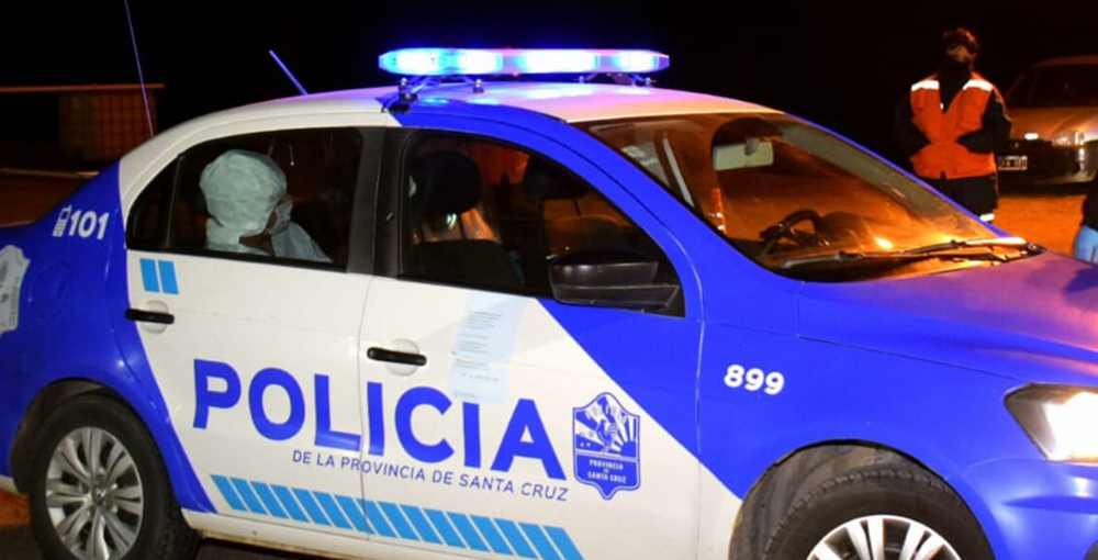 La policia detuvo a dos hombres que transitaban por la via pública portando armas