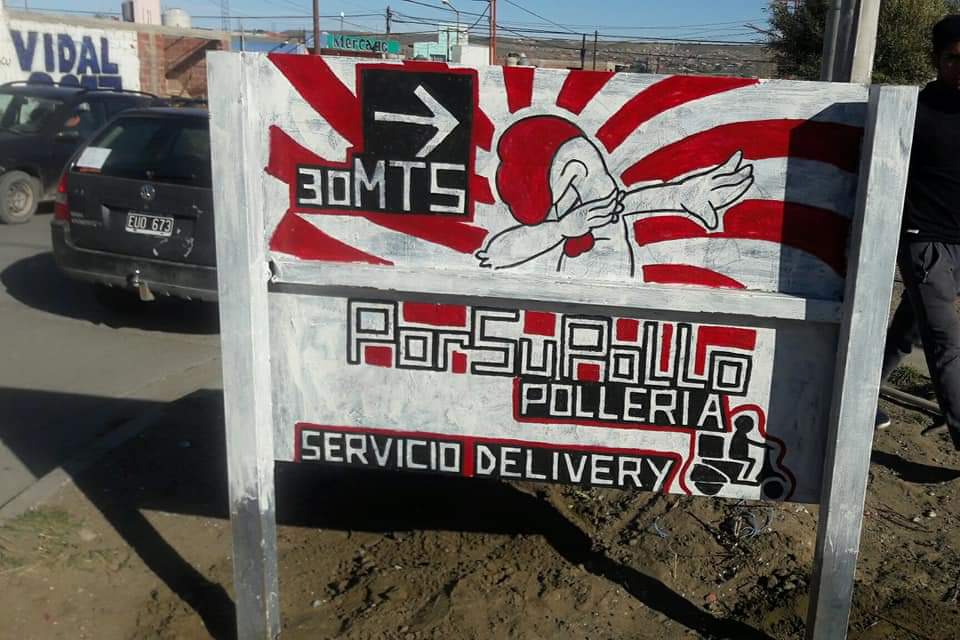 Buscan a dos delincuentes que robaron dinero en una pollería del Rotary 23 a mano armada