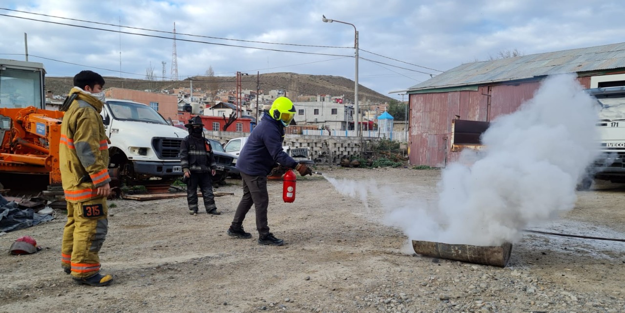 Bomberos capacitó a empleados municipales de Caleta Olivia sobre cuestiones de seguridad