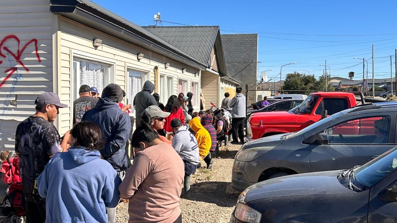 Amplia convocatoria en la entrega de merluza por Semana Santa en Caleta Olivia