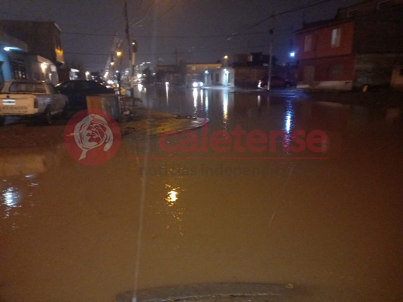 ¿Culpa de la lluvia? La calle Avenida Del Trabajo está totalmente inundada