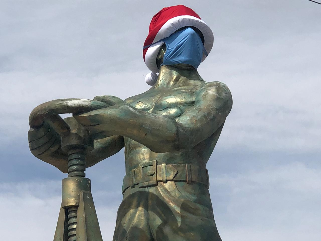 El Gorosito con gorro de Papa Noel y barbijo nuevo