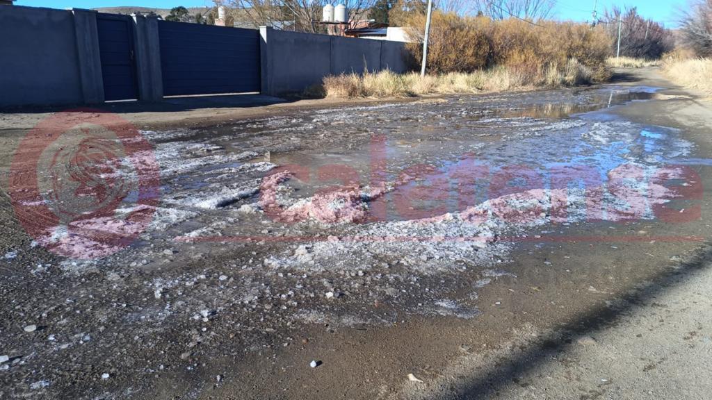 Caleta Olivia: Continúan los desbordes de agua en la zona de chacras 